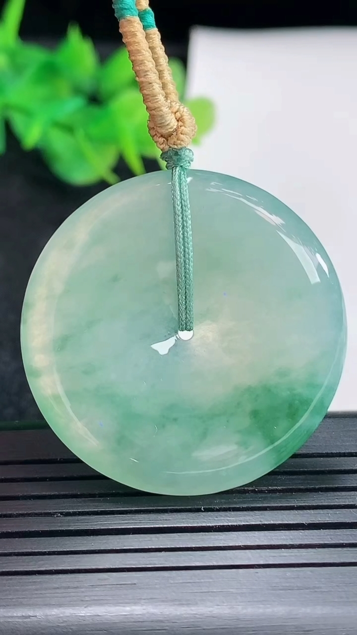 天然A货翡翠飘花平安扣吊坠，尺寸365.5重量:17.62g
4月21日