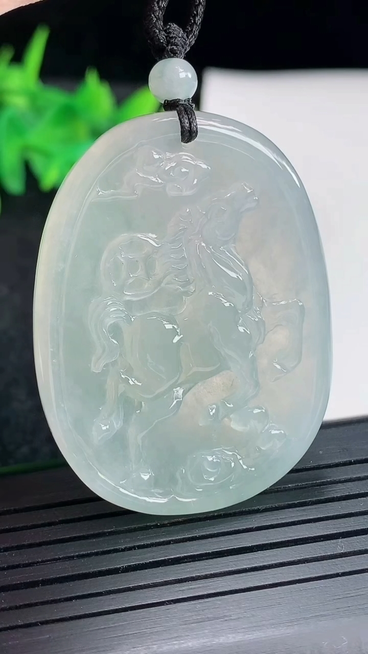 天然A货翡翠生肖马吊坠，尺寸45.5-35-4.5重量:17.86g
4月21日