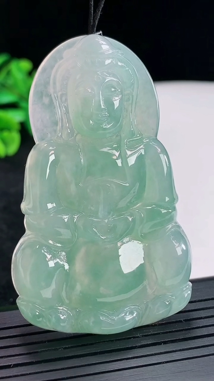 天然A货翡翠正装观音吊坠，尺寸68-42-7.5重量:40.00g
4月21日