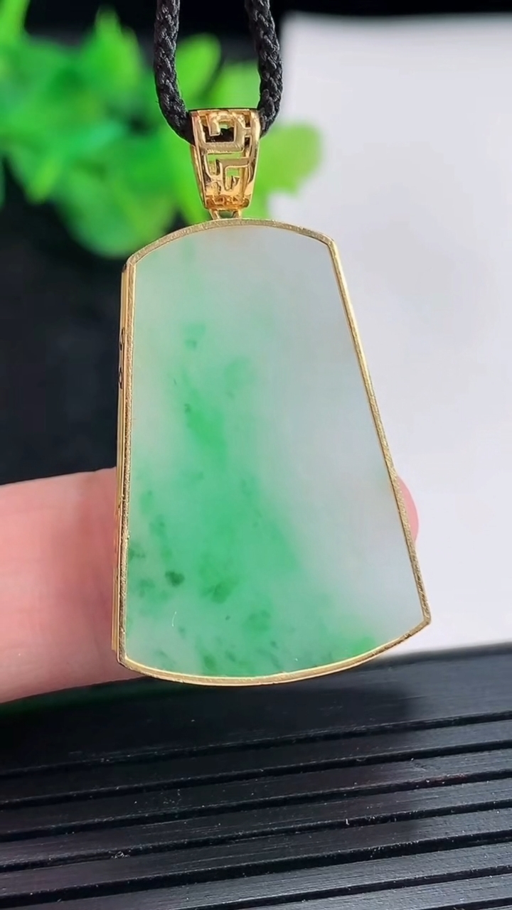 天然A货翡翠无事牌吊坠，尺寸37.5-20.5-4.3，裸石30-20重量:7.45g
4月21日