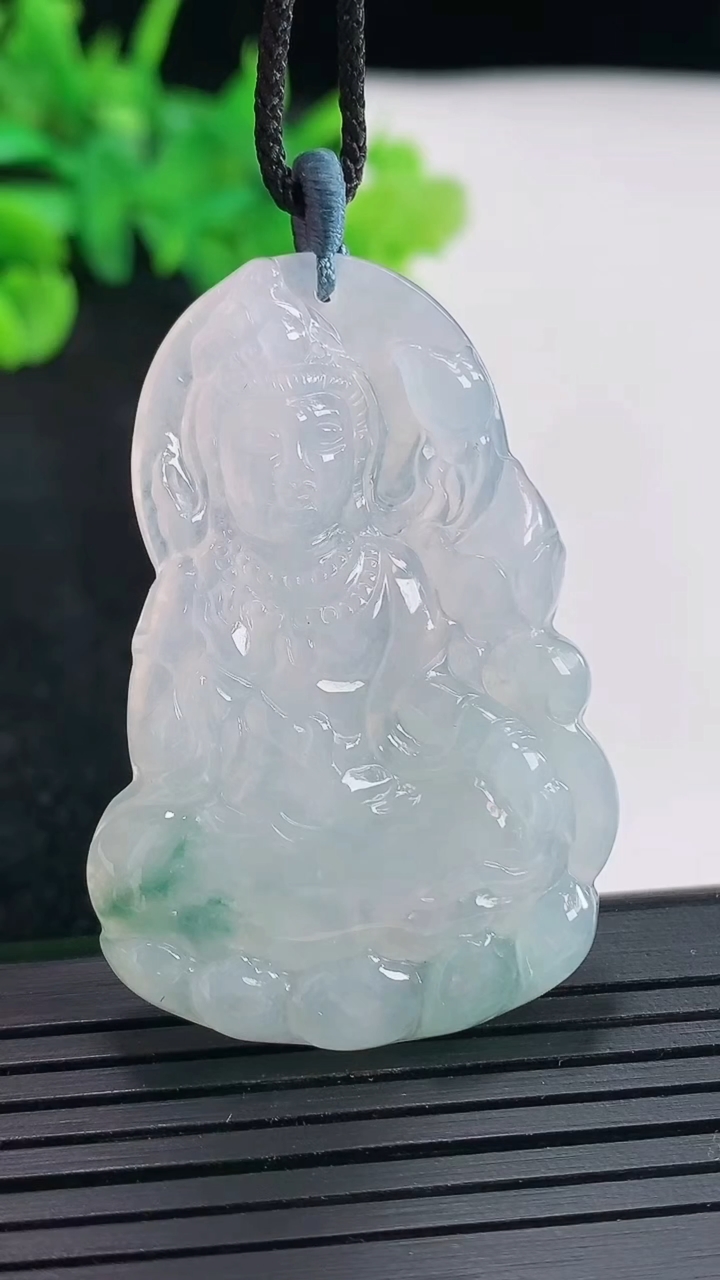 天然A货翡翠飘花大势至菩萨吊坠，尺寸45-31.6-4.5重量:12.77g
4月21日