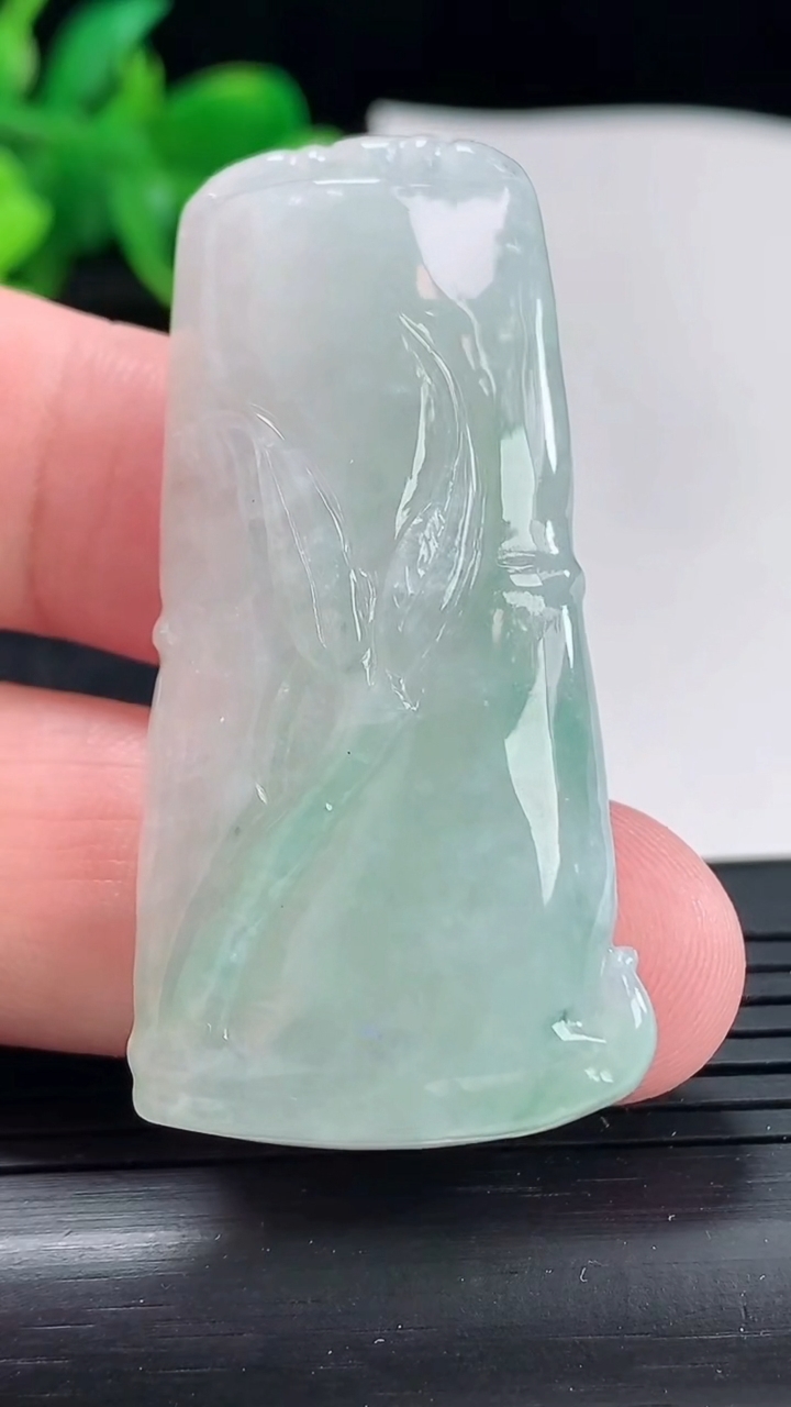 天然A货翡翠节节高升 竹节吊坠，尺寸50-24.5-8.8重量:21.31g
4月21日