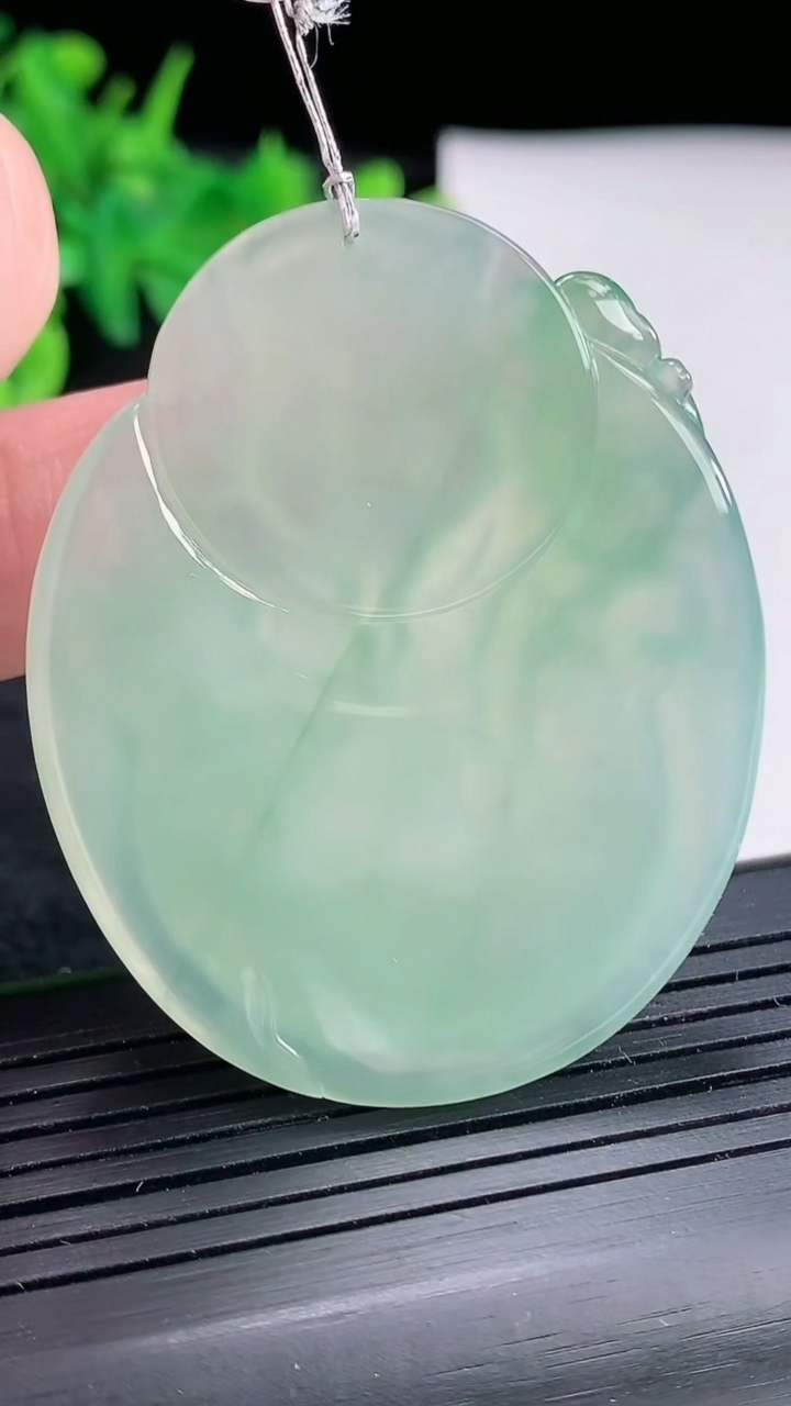 天然A货翡翠财神爷吊坠，尺寸51-41.5-6重量:24.73g
4月21日