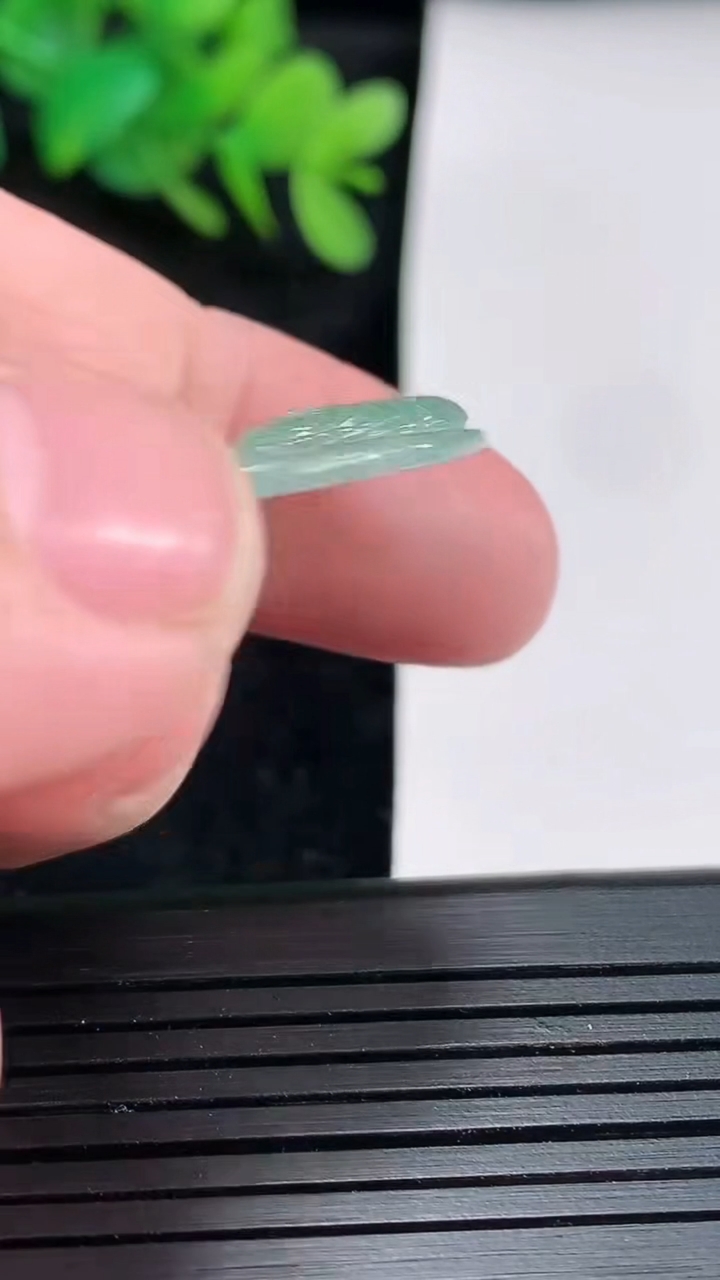 天然A货翡翠素衣观音吊坠，尺寸40.5-26-4重量:7.40g
4月21日