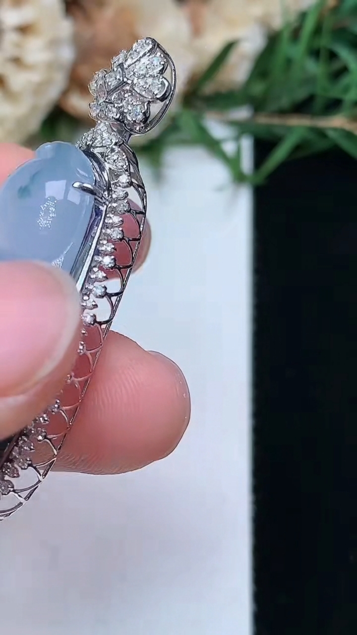 天然A货翡翠紫罗兰 飘花福豆吊坠，尺寸45.6-17.6-11.2，裸石32.2-14.7，重量:7.77g
4月21日