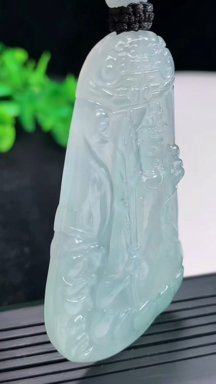 天然A货翡翠虚空藏菩萨吊坠，尺寸62-37-5.2重量:28.19g
4月21日