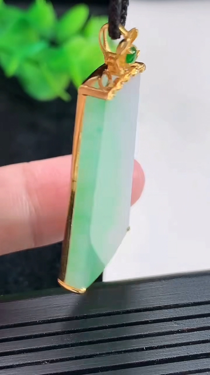 天然A货翡翠无事牌吊坠，尺寸42.5-20-4，裸石35.5-19.5重量:7.15g
4月21日