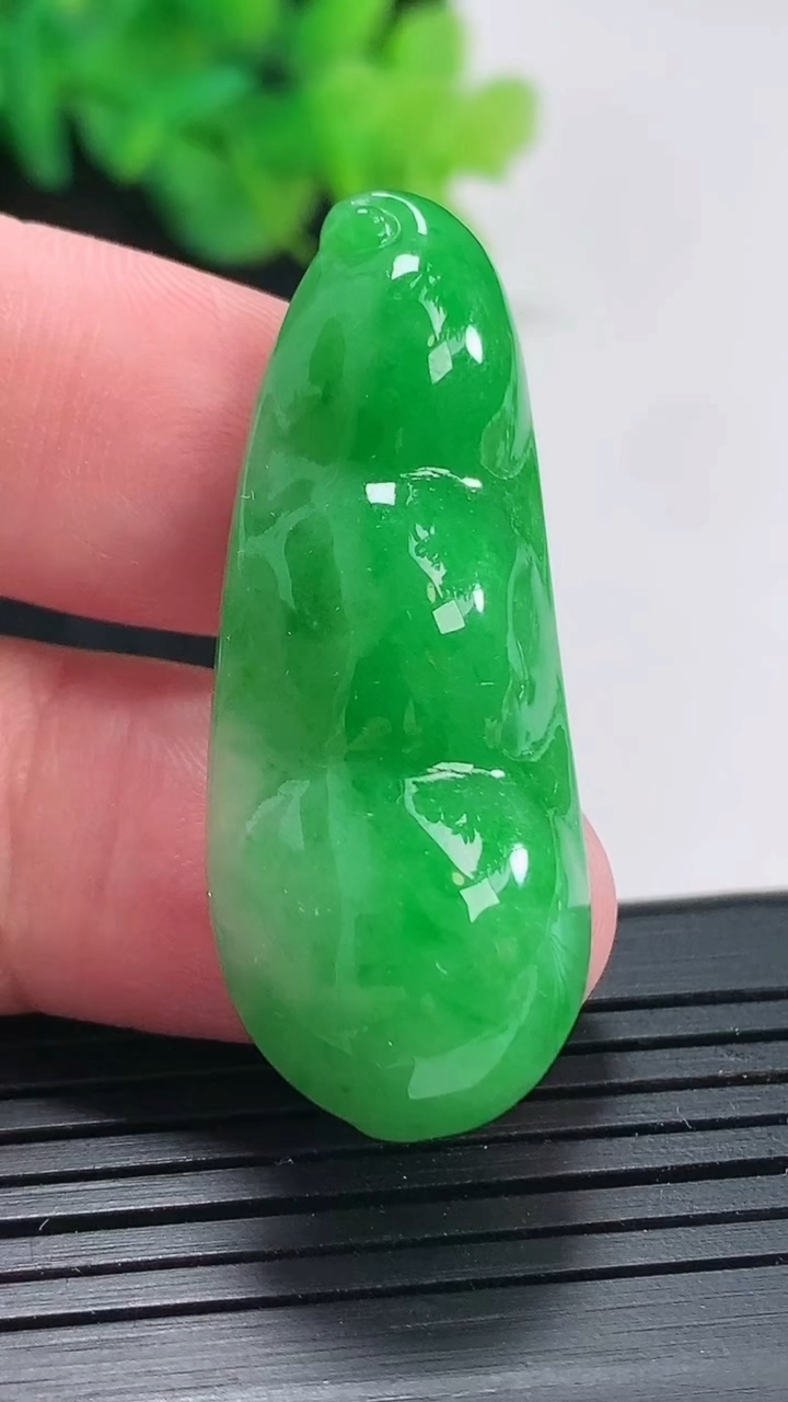 天然A货翡翠福豆吊坠，尺寸41.5-16.5-10重量:10.57g
4月21日