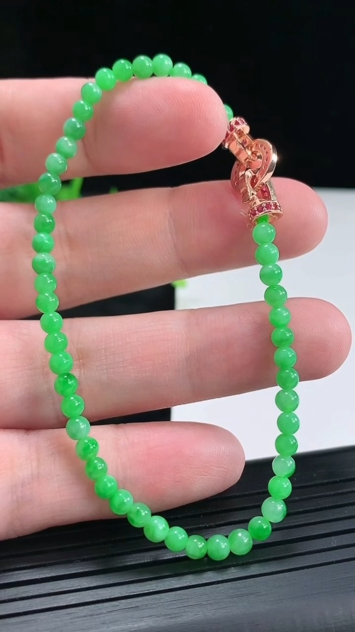 天然A货翡翠小米珠手串，尺寸3.5-50颗重量:6.03g4月21日
工厂直销收藏佳品,种好水足，色