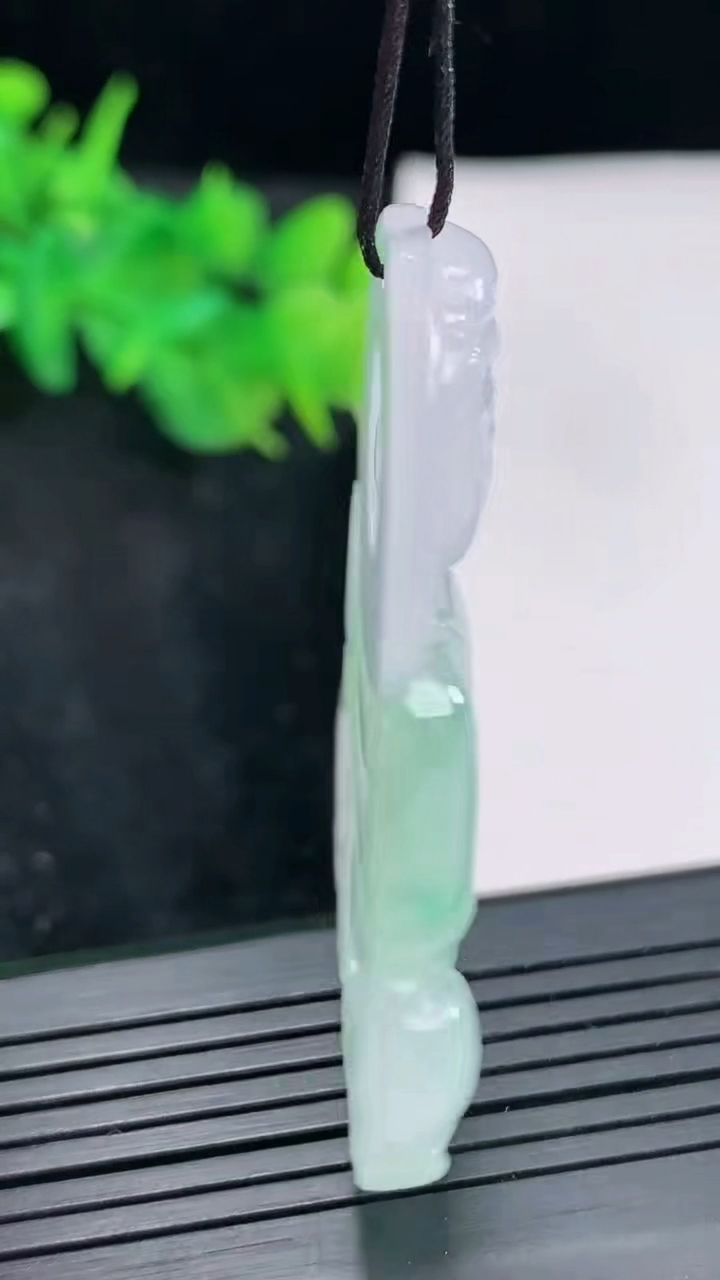 天然A货翡翠正装观音吊坠，尺寸51.5-34.5-5.8重量:17.51g
4月21日