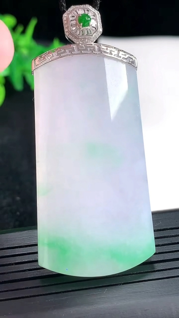 天然A货翡翠种春带彩 紫罗兰无事牌吊坠，尺寸51-28-6重量:23.54g
4月21日