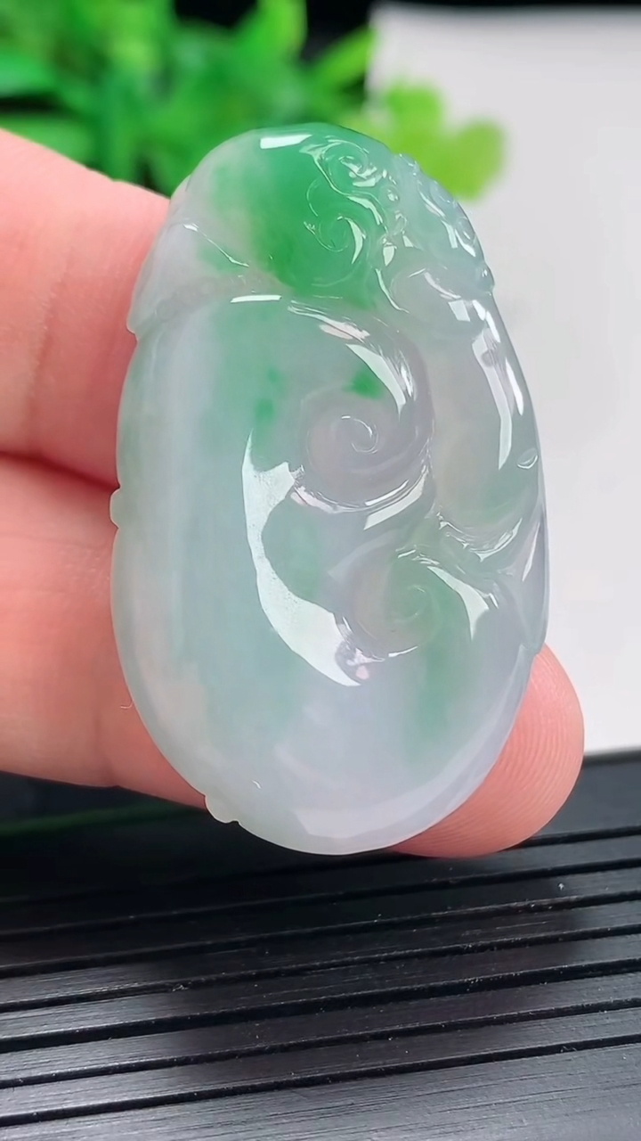 天然A货翡翠如意吊坠，尺寸40.5-24.5-5.8重量:10.66g
4月21日