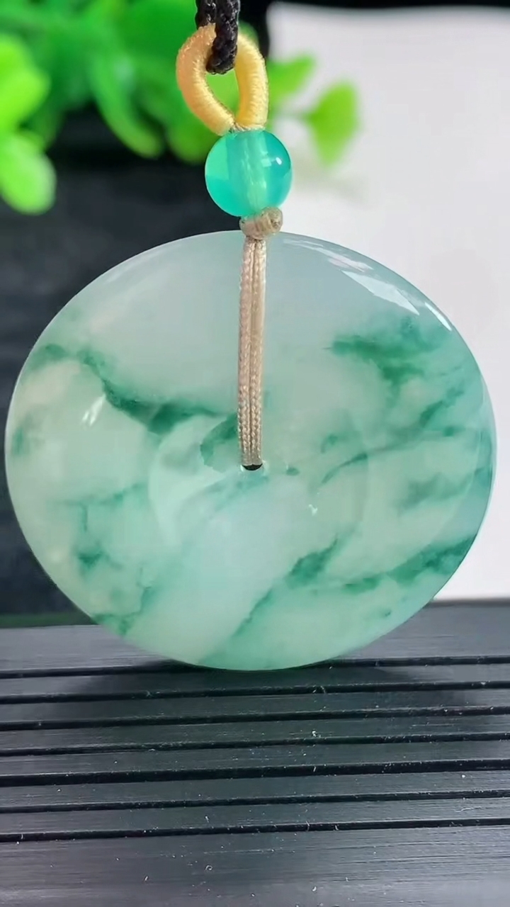 天然A货翡翠飘花平安扣吊坠，尺寸35.5-5.5重量:15.29g
4月22日