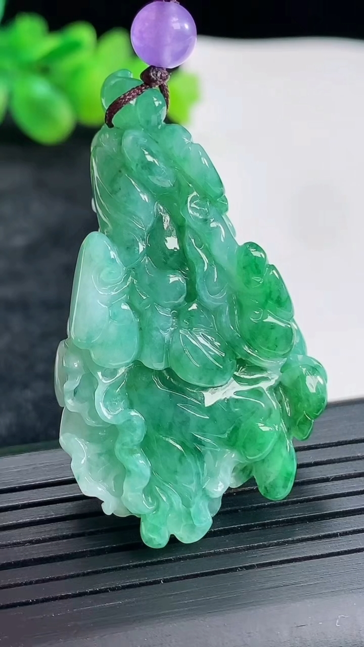 天然A货翡翠白菜吊坠，尺寸47-28.5-11重量:22.28g
4月22日