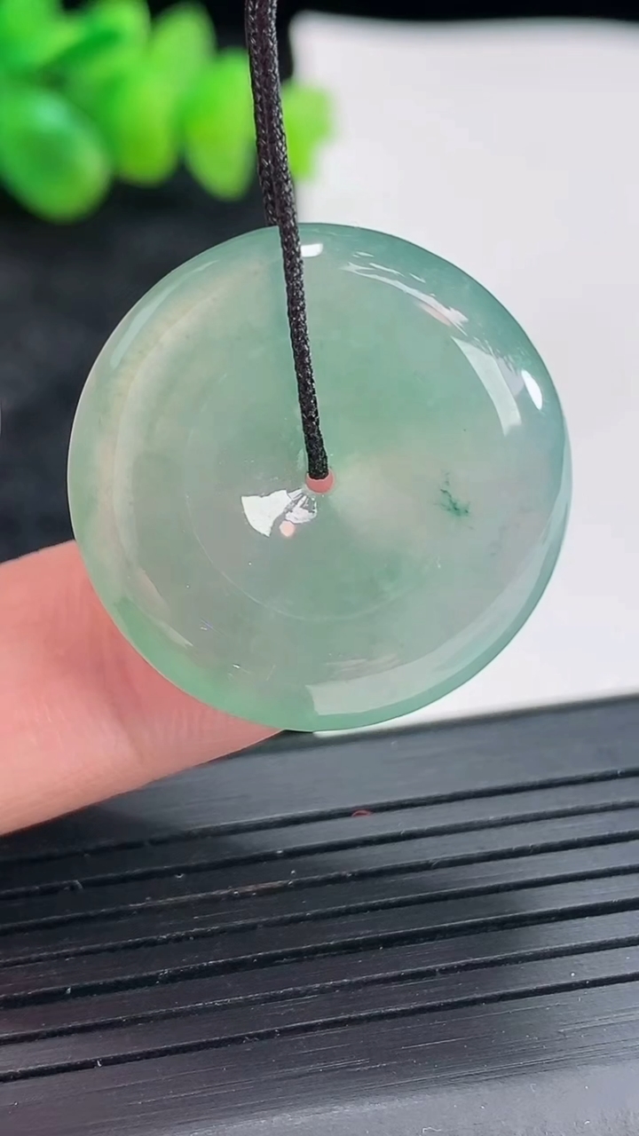 天然A货翡翠平安扣吊坠，尺寸26-5.6重量:8.08g
4月22日