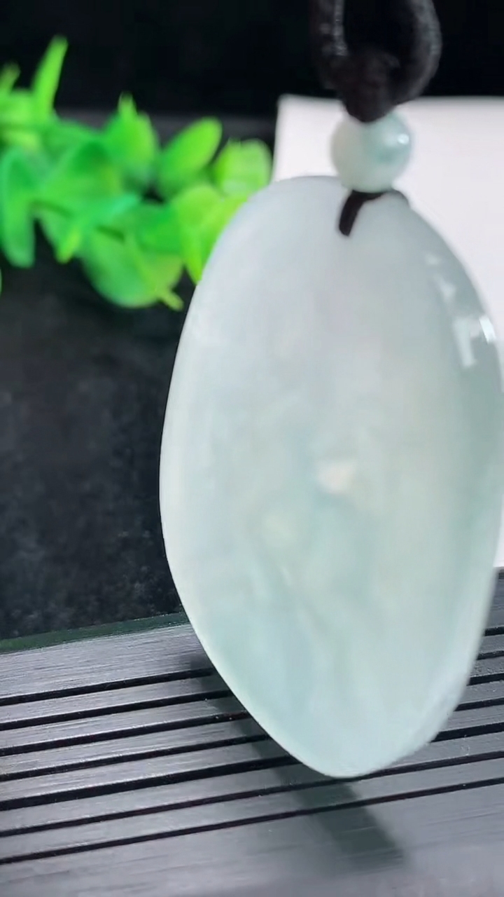 天然A货翡翠生肖马吊坠，尺寸45.5-35-4.5重量:17.86g
4月22日