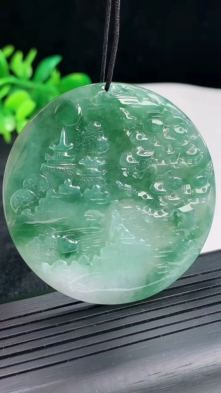 天然A货翡翠牌吊坠，尺寸52-5.5重量:34.47g
4月22日