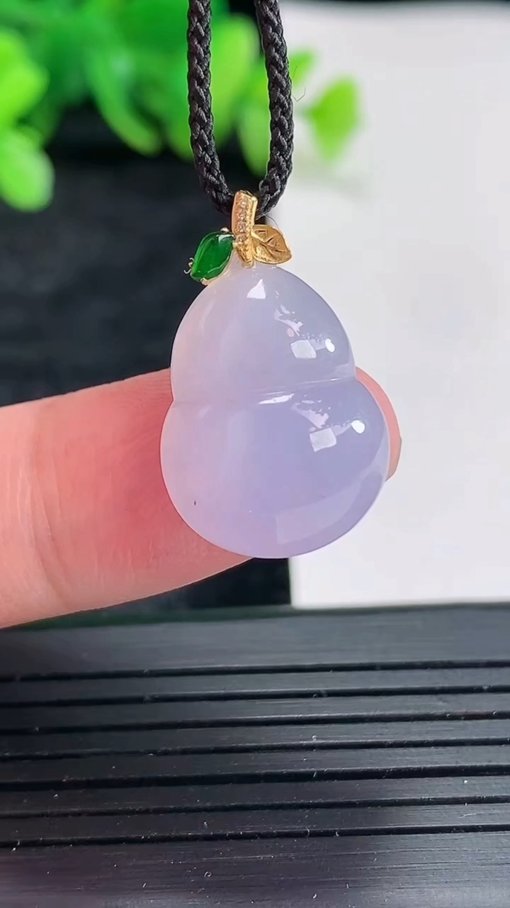 天然A货翡翠18k金紫罗兰葫芦吊坠，尺寸18-13.5-6重量:2.81g
4月22日