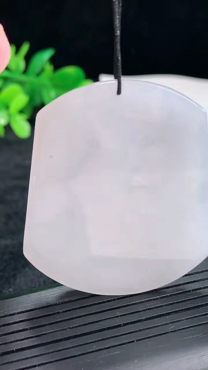 天然A货翡翠紫罗兰生肖马吊坠，尺寸51.6-44-5.2重量:26.00g
4月22日