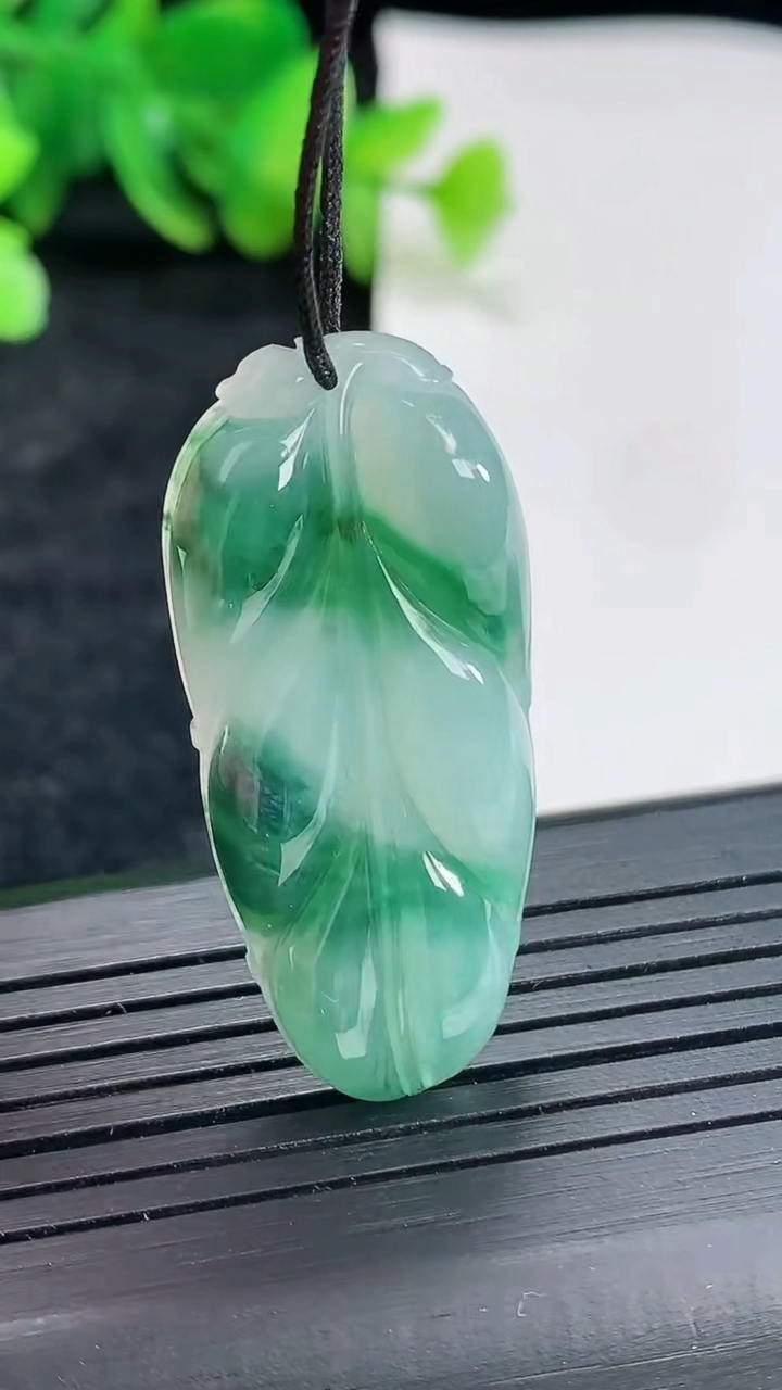 天然A货翡翠飘花金枝玉叶 叶子吊坠，尺寸38-17-4.8重量:6.73g
4月22日