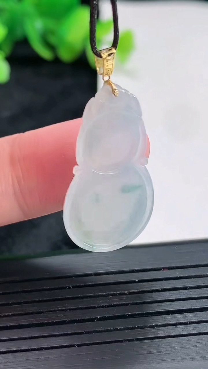 天然A货翡翠18k金飘花葫芦吊坠，尺寸29-16-4.5重量:3.35g
4月22日