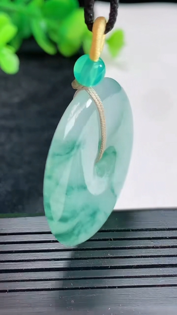 天然A货翡翠飘花平安扣吊坠，尺寸35.5-5.5重量:15.29g
4月22日