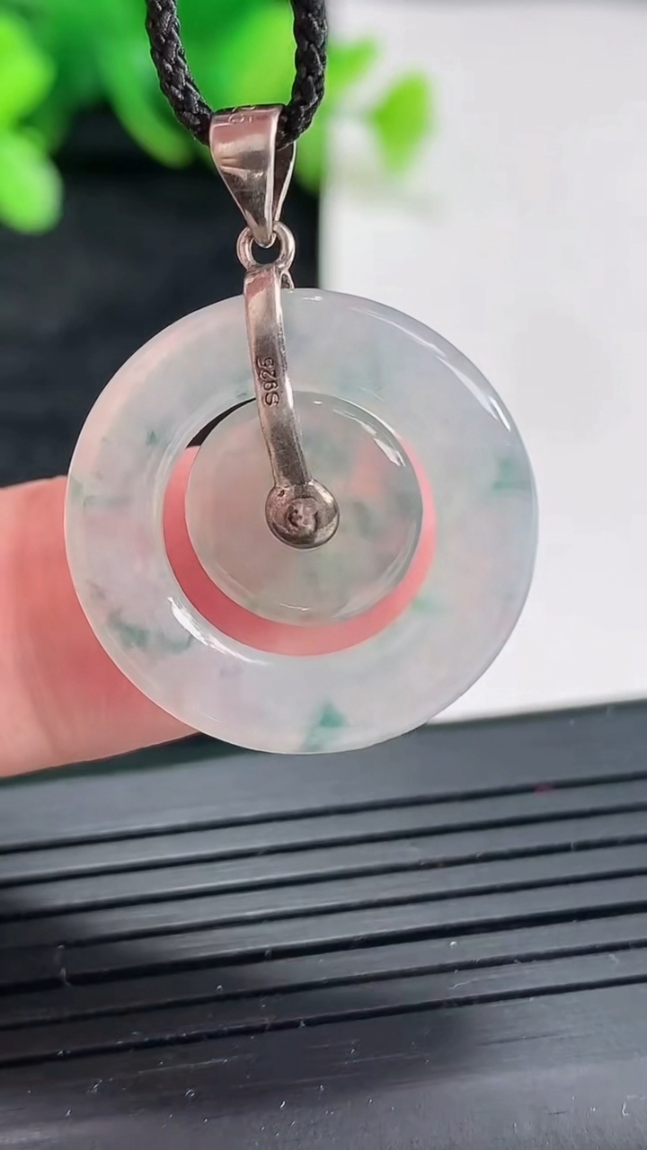 天然A货翡翠925银飘花子母平安扣吊坠，尺寸22.5-3.6重量:3.56g
4月22日