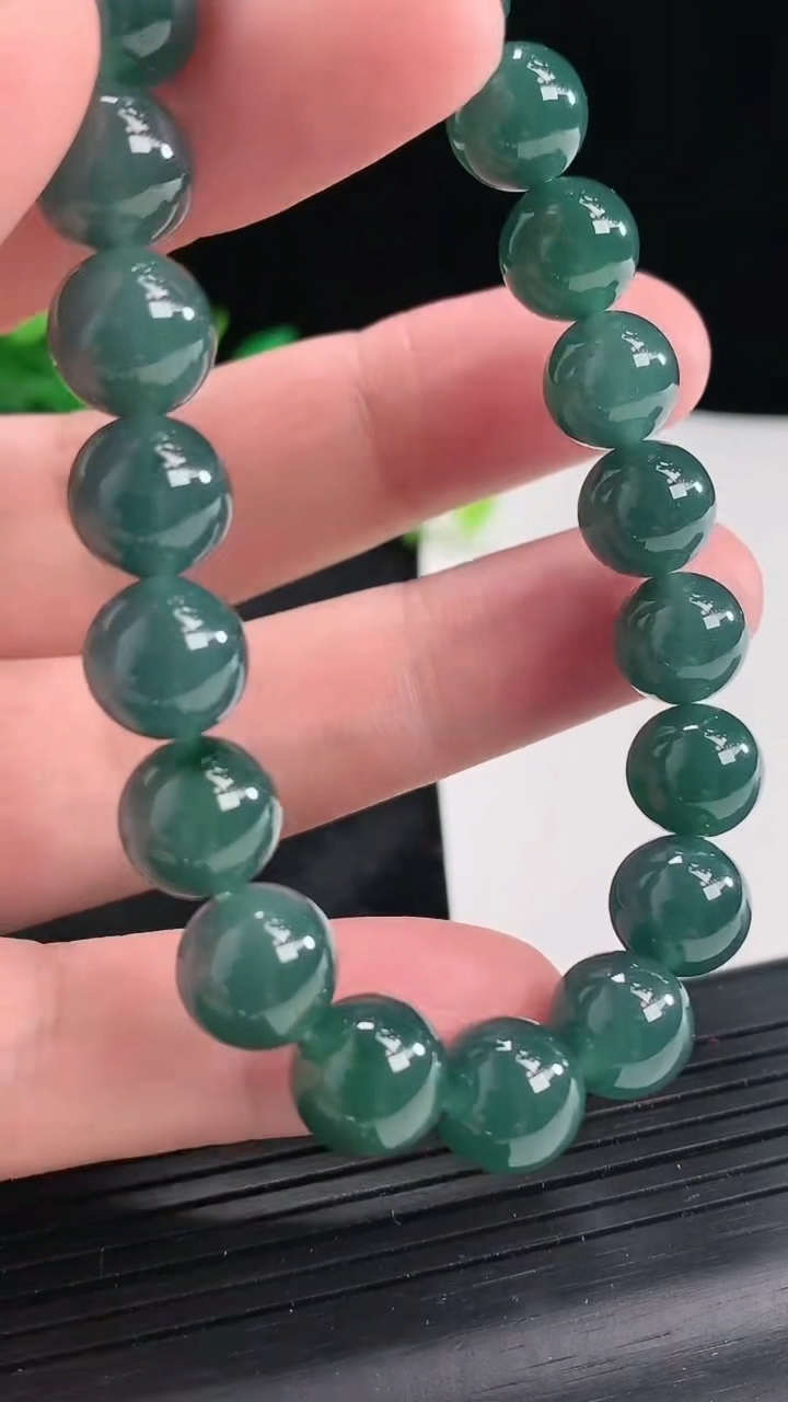 天然A货翡翠圆珠手串，尺寸9.5-20颗重量:33.11g4月22日
工厂直销收藏佳品,种好水足，色泽均匀，有种有色，上手高大气！