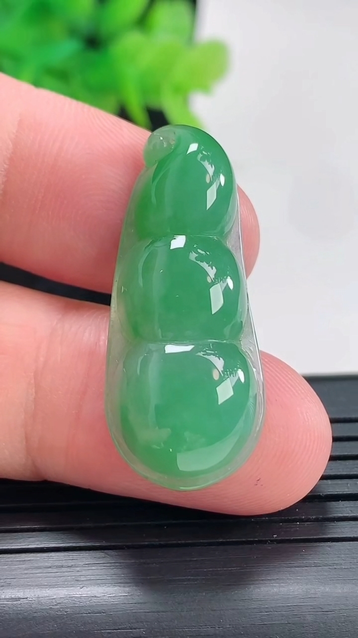 天然A货翡翠福豆吊坠，尺寸35-14-5.8重量:4.88g
4月22日