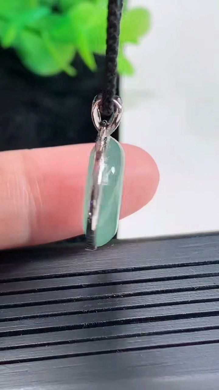 天然A货翡翠925银飘花平安扣吊坠，尺寸22-17-5，裸石16.5重量:g
4月22日