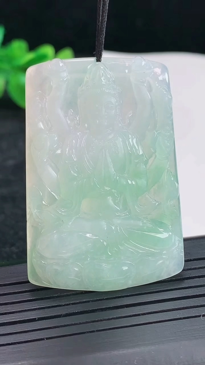 天然A货翡翠千手观音菩萨吊坠，尺寸48.6-23.5-4.2重量:15.39g
4月22日