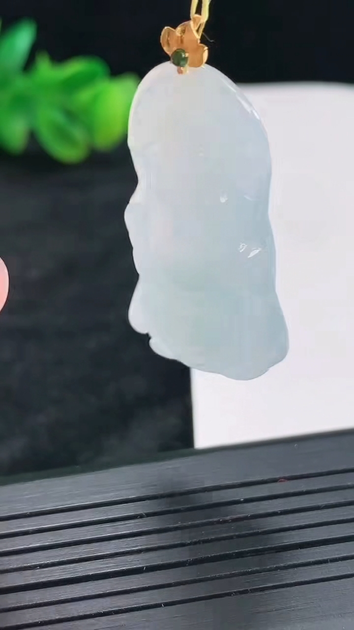 天然A货翡翠种白冰财神爷吊坠，尺寸35-20-5.8重量:8.10g
4月22日