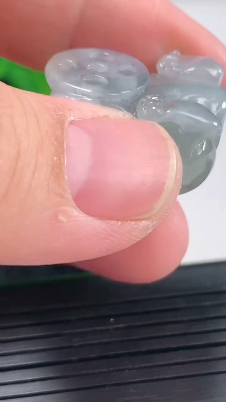 天然A货翡翠飘花貔貅吊坠，尺寸24-20-19.5重量:16.43g
4月22日