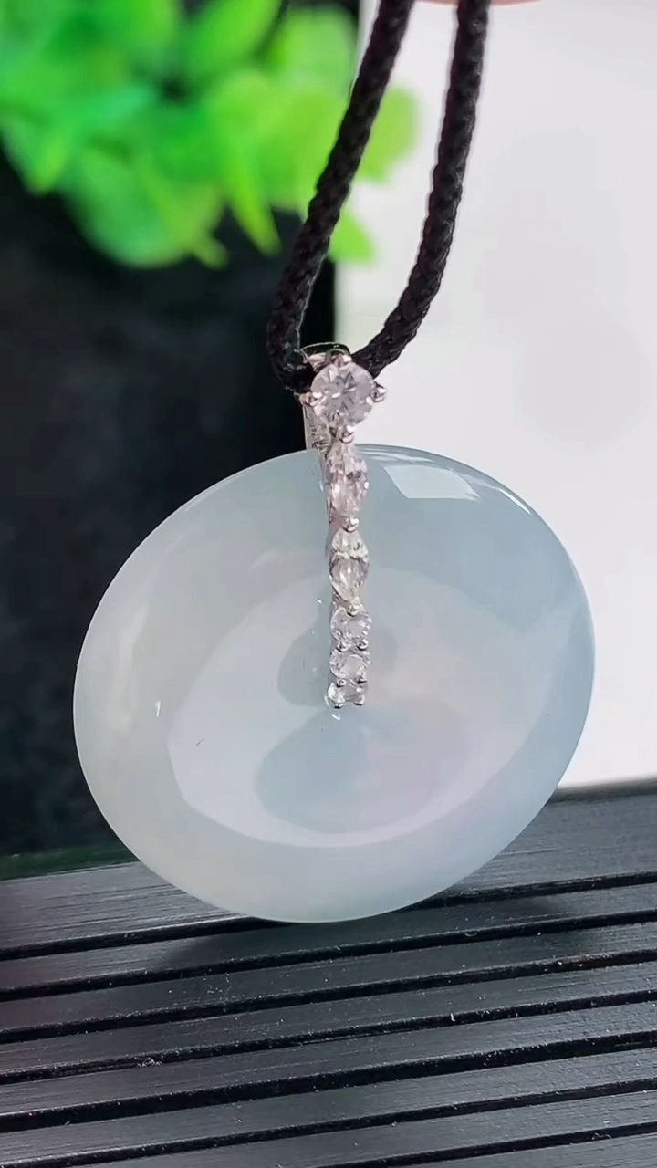 天然A货翡翠18k金紫罗兰平安扣吊坠，尺寸27-5重量:8.22g
4月23日