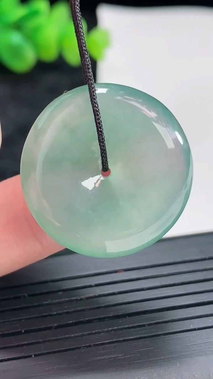 天然A货翡翠平安扣吊坠，尺寸26-5.6重量:8.08g
4月22日