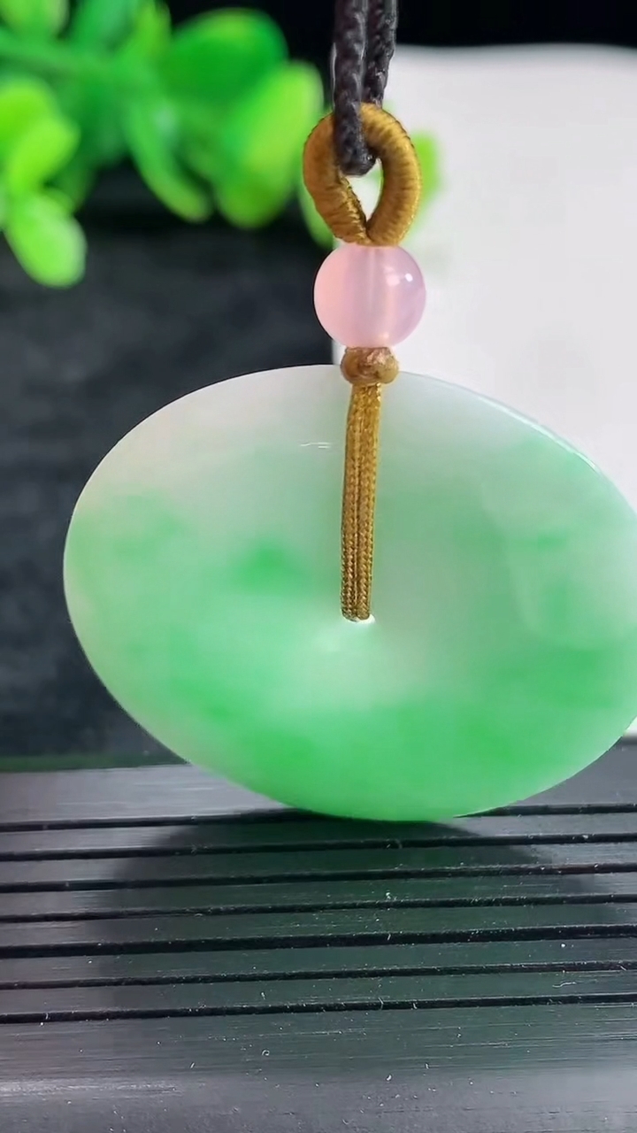 天然A货翡翠平安扣吊坠，尺寸36-4.5重量:13.04g
4月22日