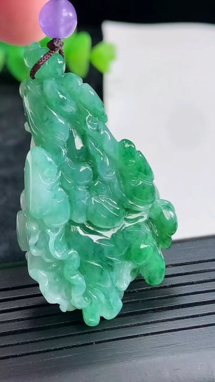 天然A货翡翠白菜吊坠，尺寸47-28.5-11重量:22.28g
4月22日