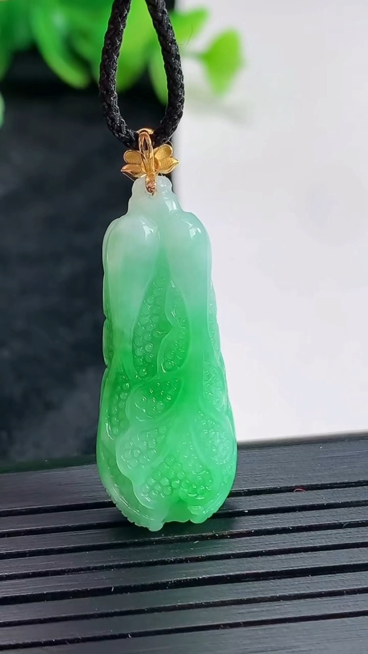 天然A货翡翠白菜吊坠，尺寸34-13.5-6.2重量:5.27g
4月22日