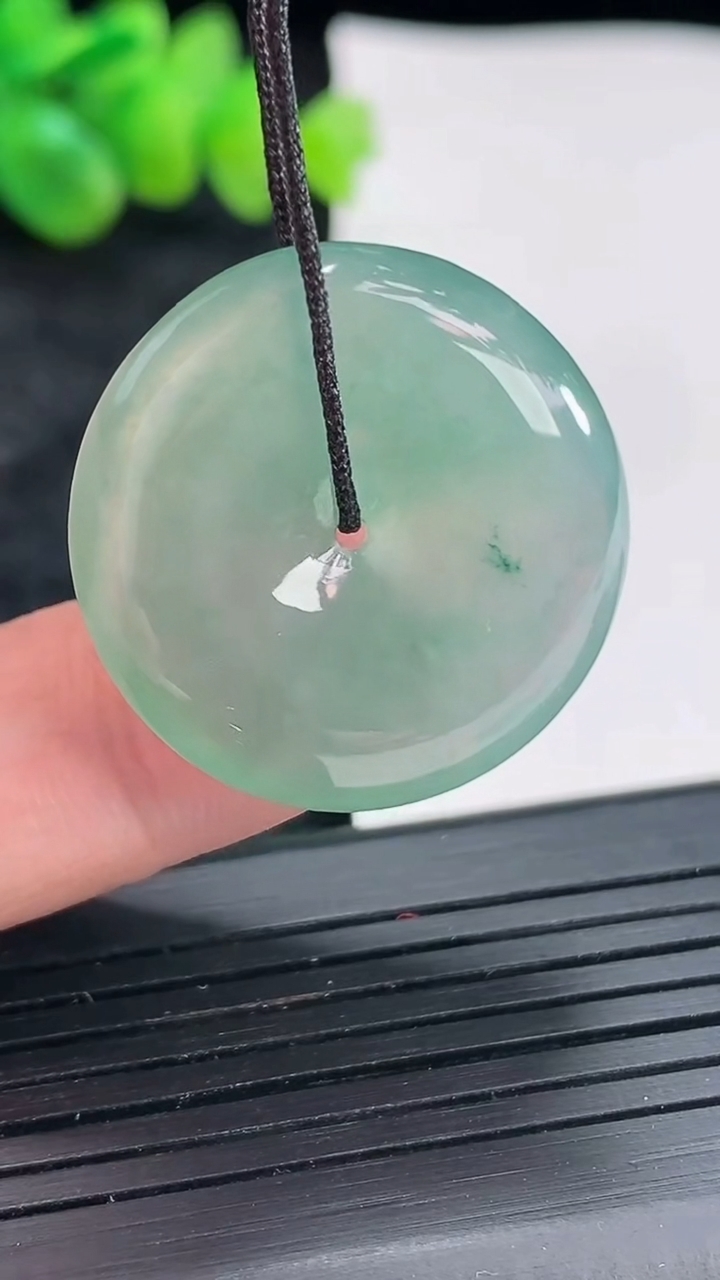 天然A货翡翠平安扣吊坠，尺寸26-5.6重量:8.08g
4月22日