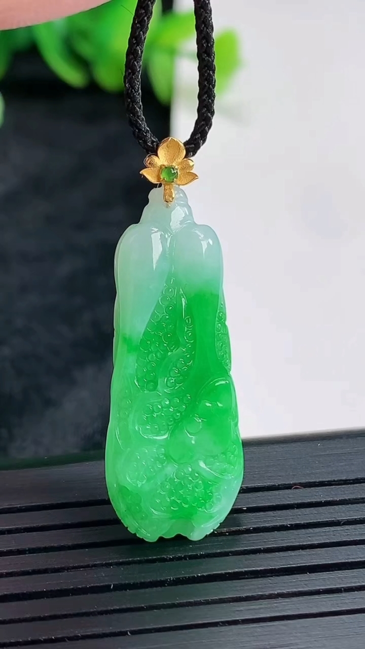 天然A货翡翠白菜吊坠，尺寸34-13.5-6.2重量:5.27g
4月22日