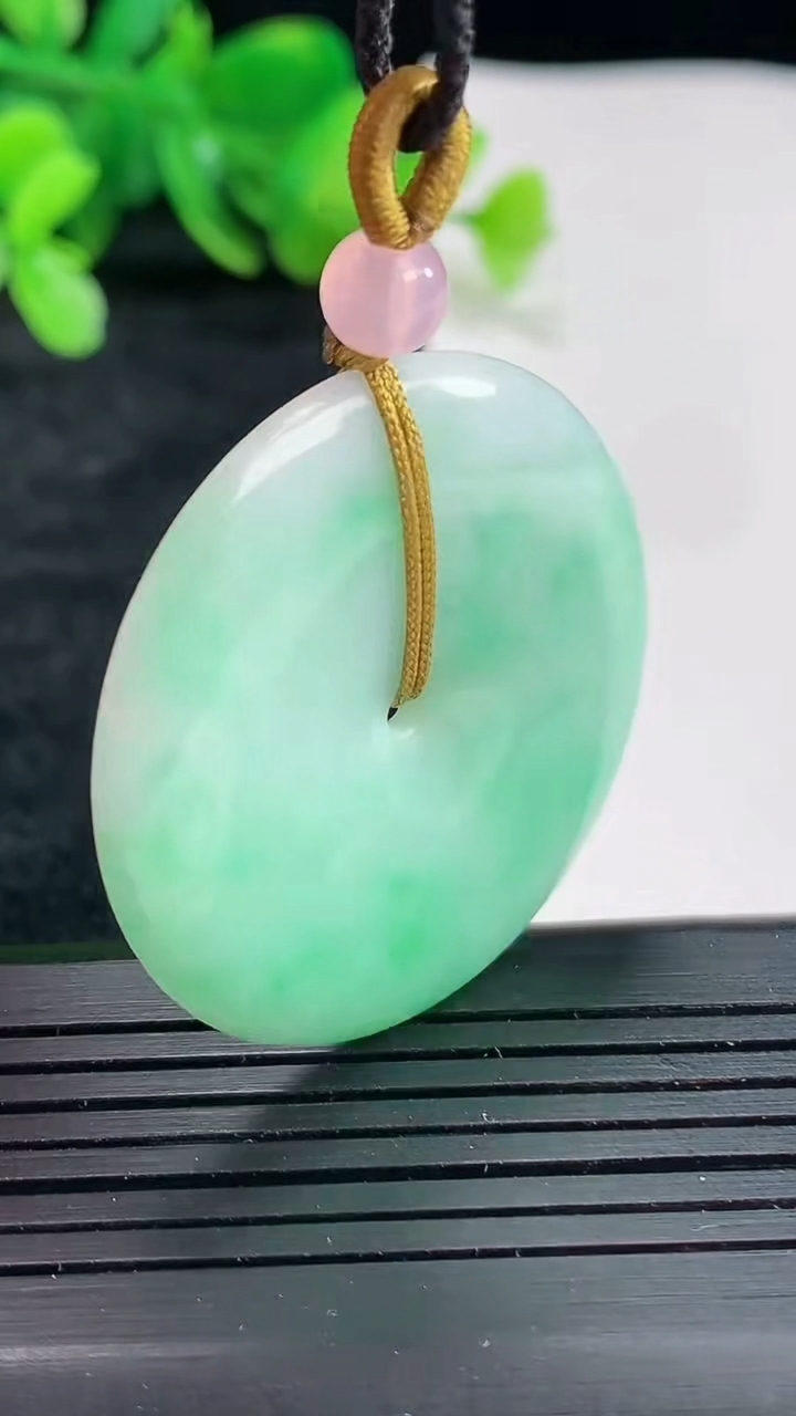 天然A货翡翠平安扣吊坠，尺寸36-4.5重量:13.04g
4月22日