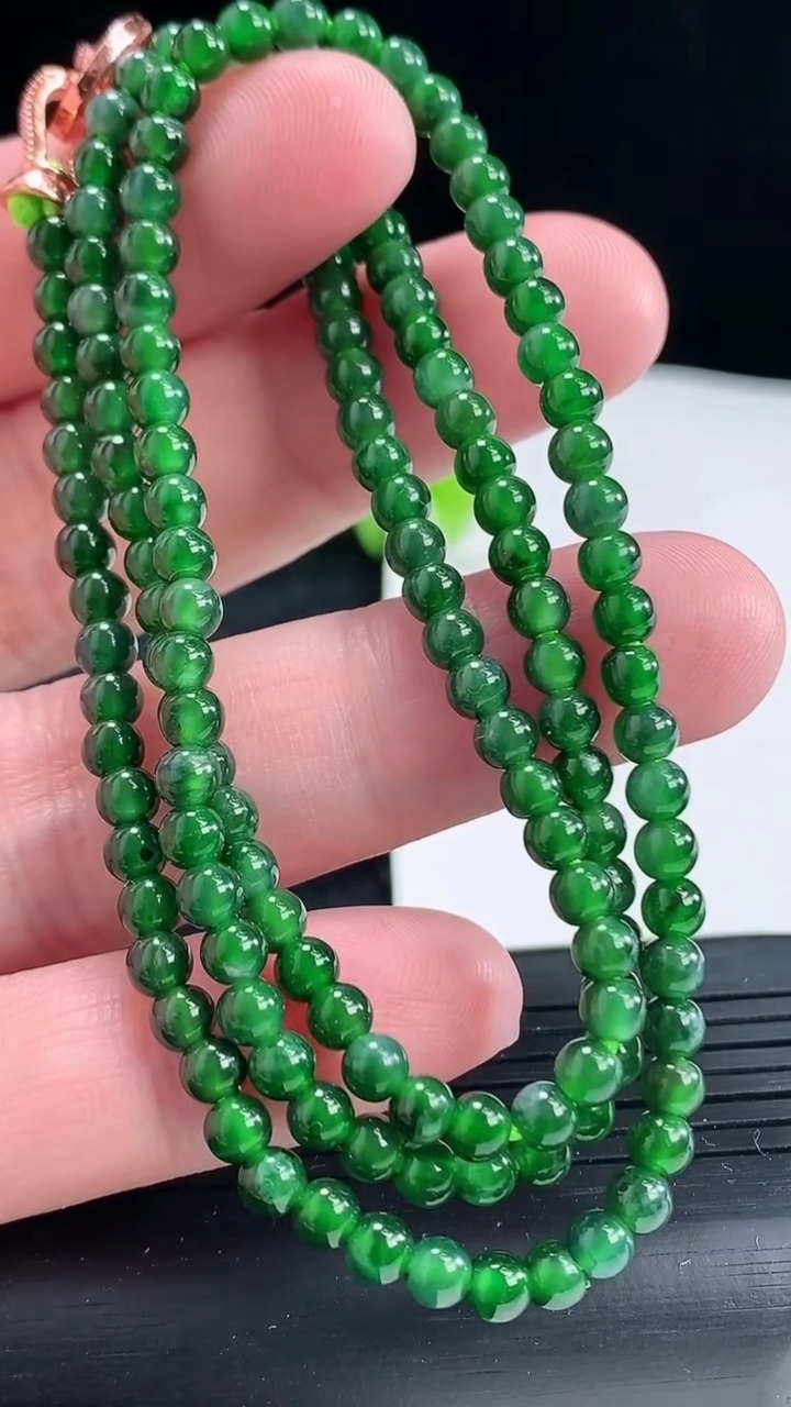天然A货翡翠圆珠项链，尺寸4-147颗重量:15.49g4月22日
工厂直销收藏佳品,种好水足，色泽均匀，有种有色，上手高大气！