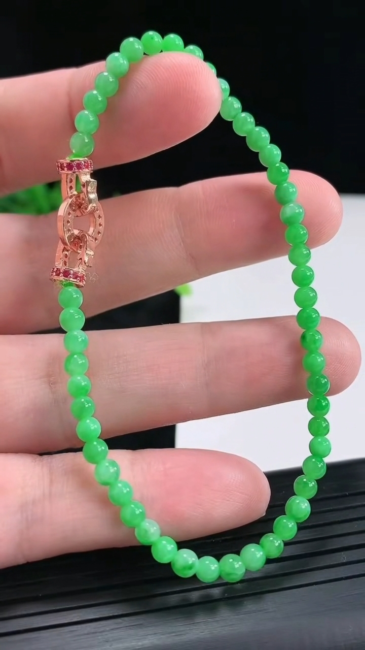 天然A货翡翠小米珠手串，尺寸3.5-50颗重量:6.03g4月22日
工厂直销收藏佳品,种好水足，色泽均匀，有种有色，上手高大气！