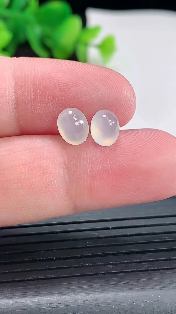 天然A货翡翠蛋面镶嵌件一对，尺寸7-5.5-3.2重量:0.53g
4月22日