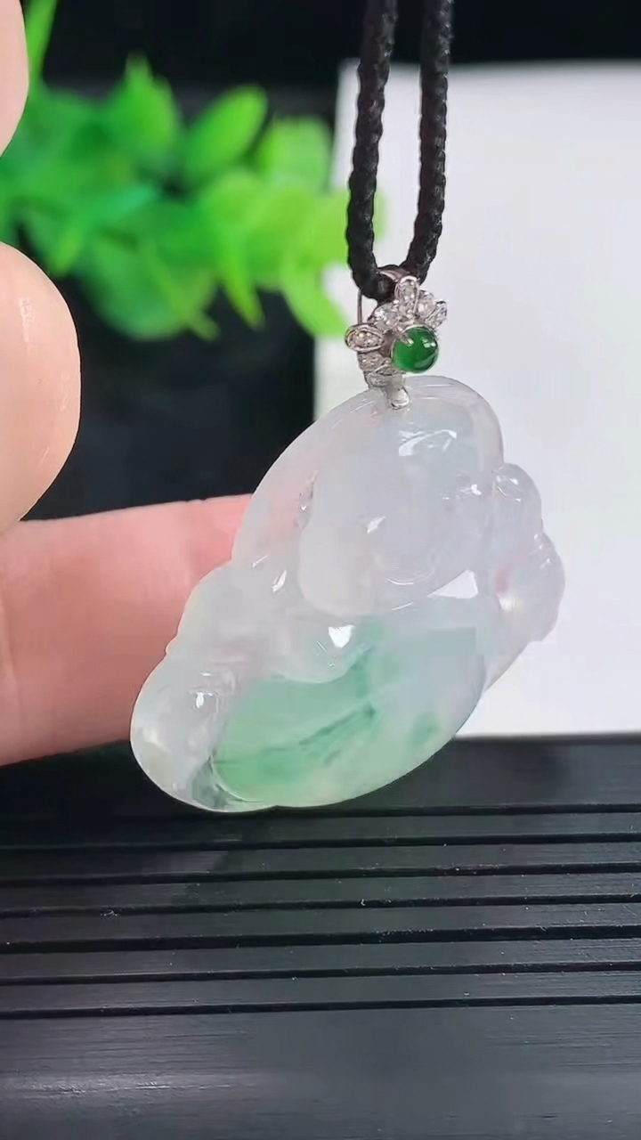 天然A货翡翠佛公吊坠，尺寸30-32.6-5.5重量:900g
4月22日