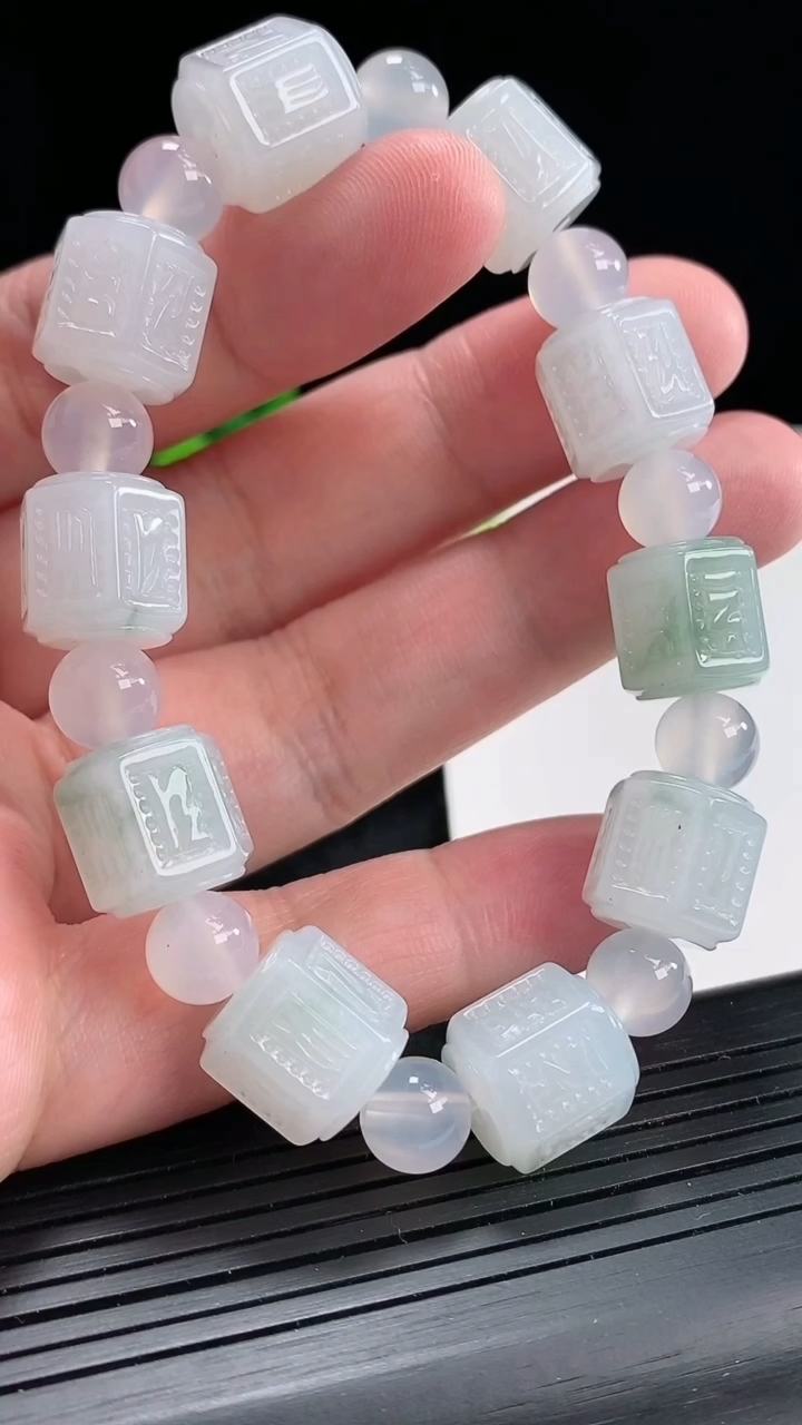天然A货翡翠飘花六字真言路路通手串，尺寸12-12.5-10颗重量:47.65g4月22日
工厂直销