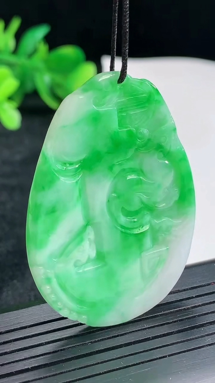 天然A货翡翠仿古龙牌吊坠，尺寸50-35-4重量:14.32g
4月22日