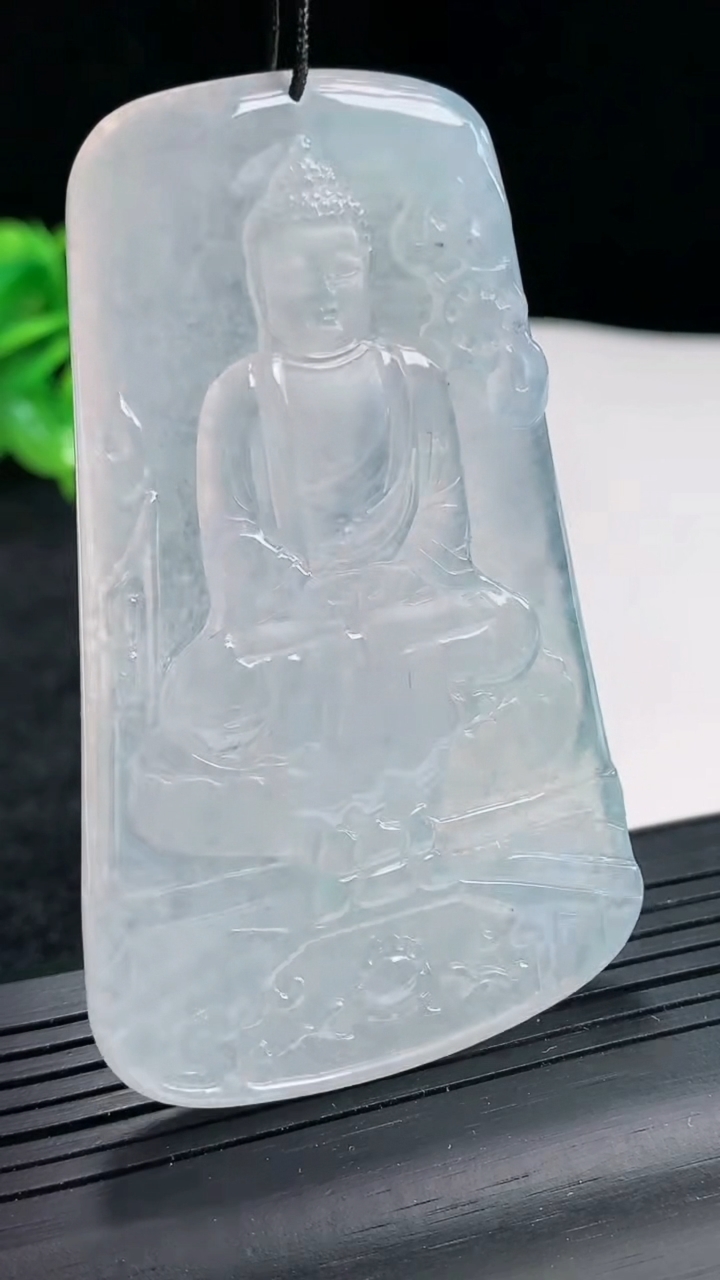 天然A货翡翠飘花大日如来吊坠，尺寸72-45-5.6重量:44.90g
4月22日