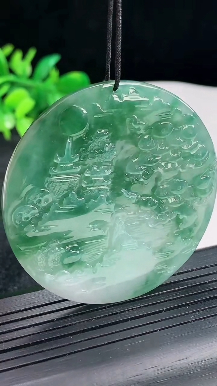 天然A货翡翠牌吊坠，尺寸52-5.5重量:34.47g
4月22日