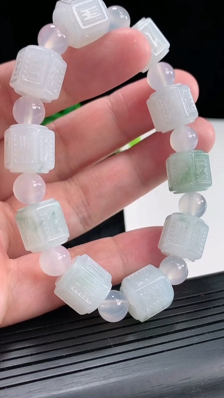 天然A货翡翠飘花六字真言路路通手串，尺寸12-12.5-10颗重量:47.65g4月22日
工厂直销收藏佳品,种好水足，色泽均匀，有种有色，上手高大气！